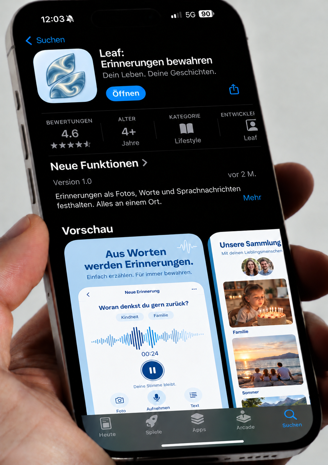 Leaf App-Store-Entwurf auf einem Smartphone in der Hand, mit Sprachaufnahme und einer gemeinsamen Erinnerungssammlung.