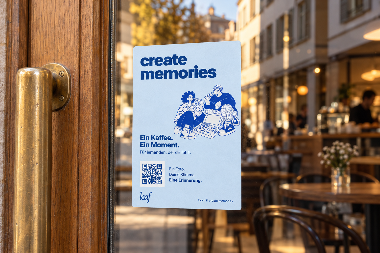 Leaf-Plakat an einer Café-Glastür im warmen Abendlicht.